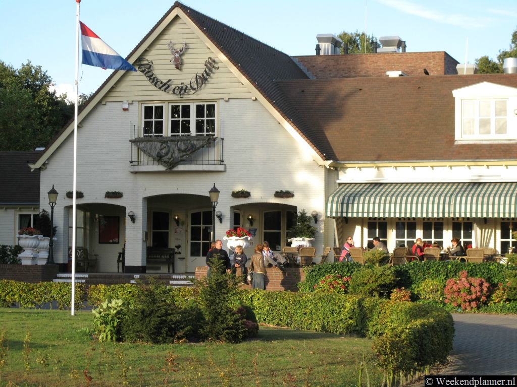 Parkeren kun je op het parkeerterrein voor het restaurant. Adres: Landgoed Bosch en Duin, Oude Bosschebaan 1, 5071 RP Udenhout, tel. 013-5111385.  Tips: De Loonse en Drunense Duinen bij Udenhout.